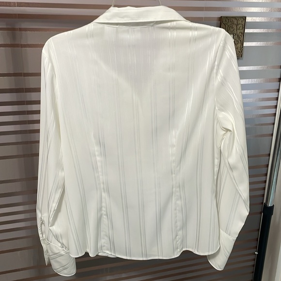 Worthingron stretch white button up top size medium - Picture 5 of 6
